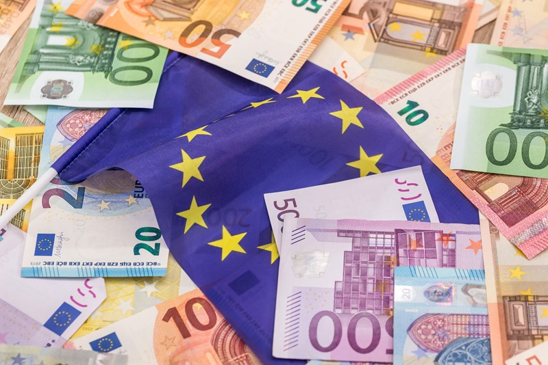 Het wetsvoorstel plan van aanpak witwassen omvat een verbod op contante betalingen boven € 3.000. Het wetsvoorstel is door de Tweede Kamer controversieel verklaard nadat het kabinet is gevallen.